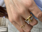 Anillo de acero inoxidable con malla y estrella dorada