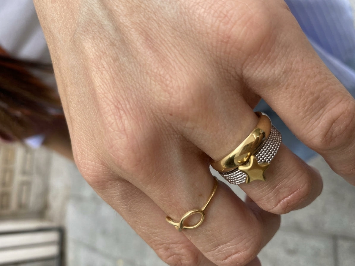 Anillo de acero inoxidable con malla y estrella dorada